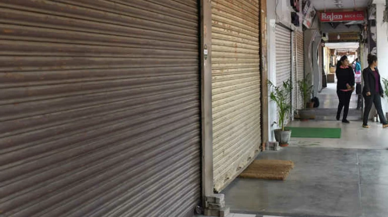 Coronavirus Updates: सुरक्षेसाठी व्यापाऱ्यांचा दुकानं बंद ठेवण्याचा निर्णय Coronavirus Updates: सुरक्षेसाठी व्यापाऱ्यांचा दुकानं बंद ठेवण्याचा निर्णय