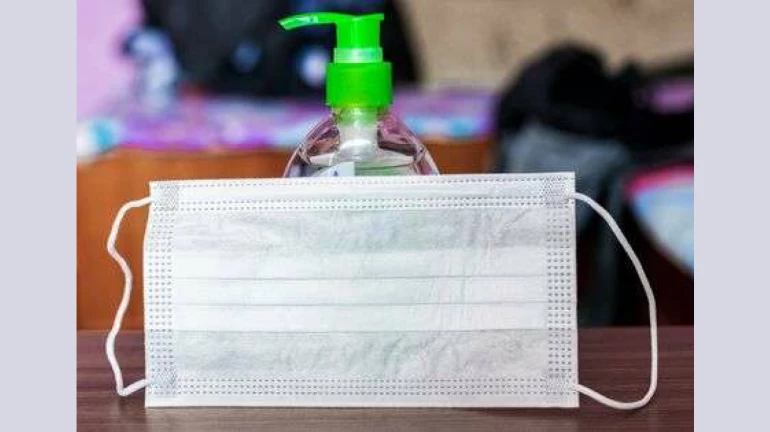 सॅनिटायझर, मास्क आता ‘इतक्या’ रुपयांना मिळेल, केंद्राने निश्चित केल्या किंमती सॅनिटायझर, मास्क आता ‘इतक्या’ रुपयांना मिळेल, केंद्राने निश्चित केल्या किंमती