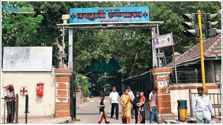 हुशश! 'ते' १२ रुग्ण अखेर कोरोनामुक्त, डॉक्टरांच्या मेहनतीला यश हुशश! 'ते' १२ रुग्ण अखेर कोरोनामुक्त, डॉक्टरांच्या मेहनतीला यश