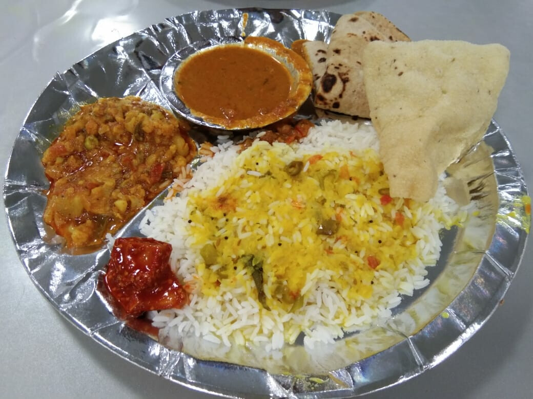 Corona virus: पोलिसांना चहा, नाश्ता, जेवण 'यूज अॅन्ड थ्रो' साहित्यातून