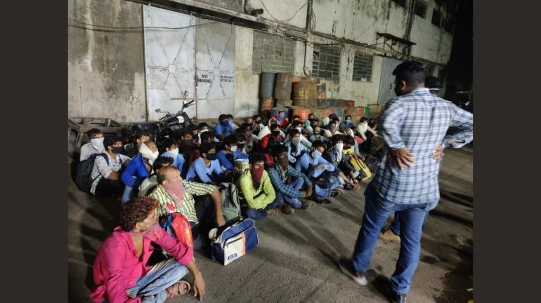 मध्यरात्री लपून उत्तर प्रदेशात निघालेल्या कामगारांच्या ट्रकवर पोलिसांची कारवाई मध्यरात्री लपून उत्तर प्रदेशात निघालेल्या कामगारांच्या ट्रकवर पोलिसांची कारवाई