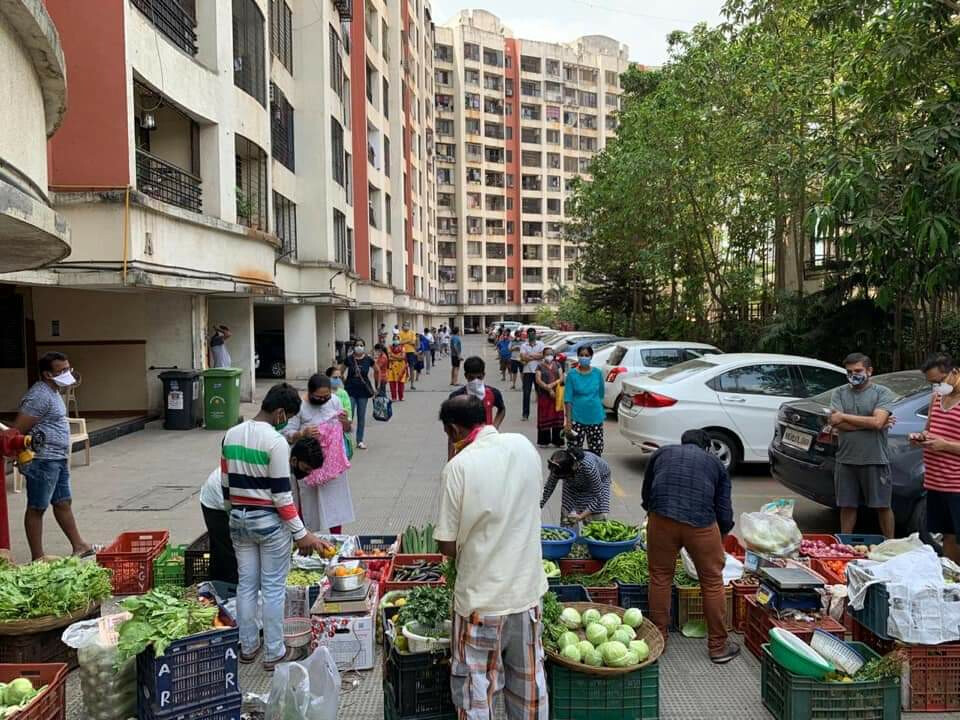कोरोना का असर - रिहायशी इमारतों में किसान सीधे बेच रहे सब्जी