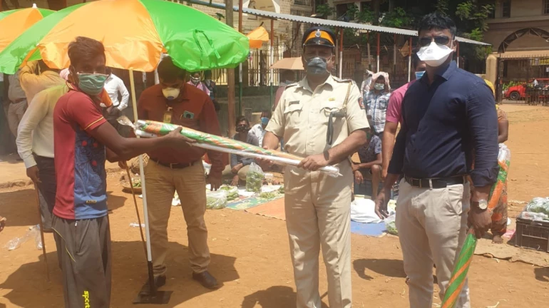 Mumbai Police distributes umbrellas to vegetable vendors to promote social distancing