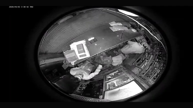 Lockdown : अखेर तळीरामांचा संयम सुटला! वाईन शॉप फोडून बाटल्या पळवल्या Lockdown : अखेर तळीरामांचा संयम सुटला! वाईन शॉप फोडून बाटल्या पळवल्या