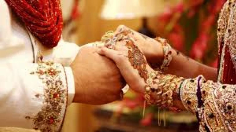 कोरोना के चलते वीडियो कॉल से हुई शादी, मेहमानों ने भी वीडियो कॉल के जरिये दिया आशीर्वाद कोरोना के चलते वीडियो कॉल से हुई शादी, मेहमानों ने भी वीडियो कॉल के जरिये दिया आशीर्वाद