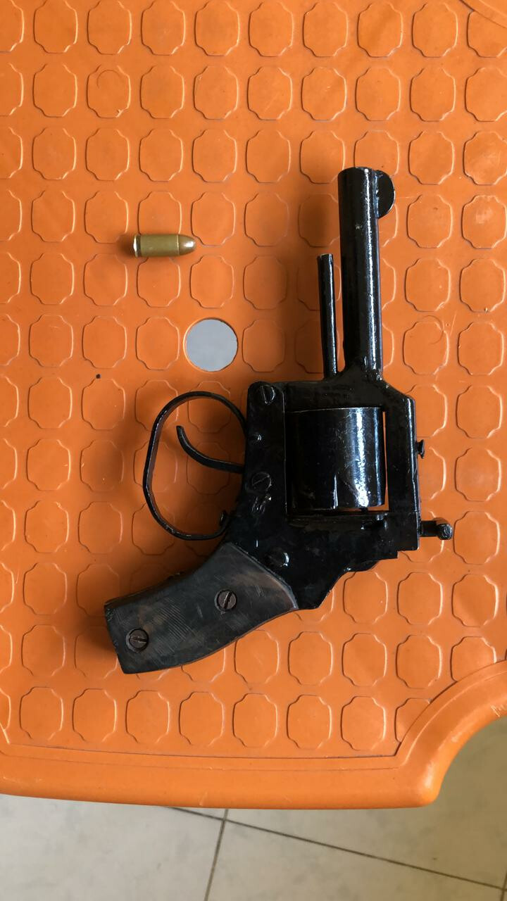 एकट्या नागरिकाला बंदुकीच्या धाकावर लुटणारे अटकेत