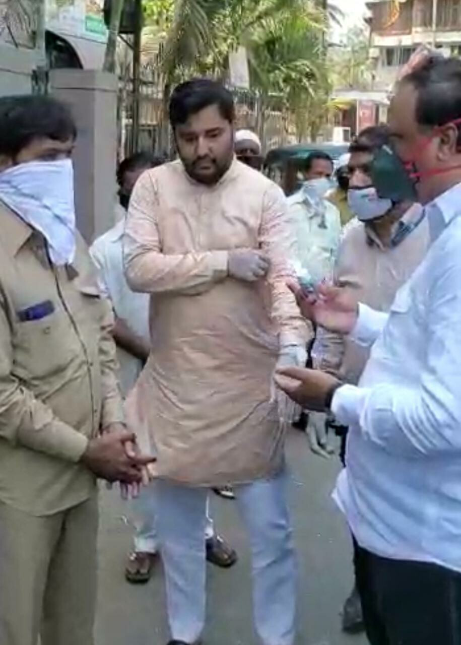 रिक्शावालों में मास्क का वितरण