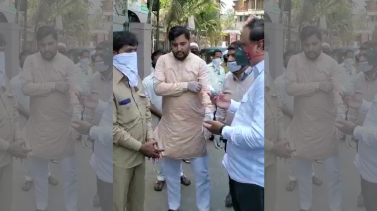 रिक्शावालों में मास्क का वितरण रिक्शावालों में मास्क का वितरण
