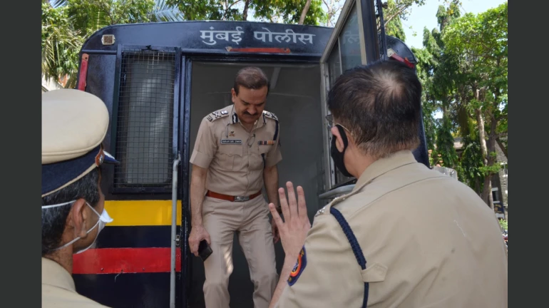 मुंबई पोलिसांच्या सुरक्षेसाठी 'सॅनिटायझेशन व्हॅन' मुंबई पोलिसांच्या सुरक्षेसाठी 'सॅनिटायझेशन व्हॅन'