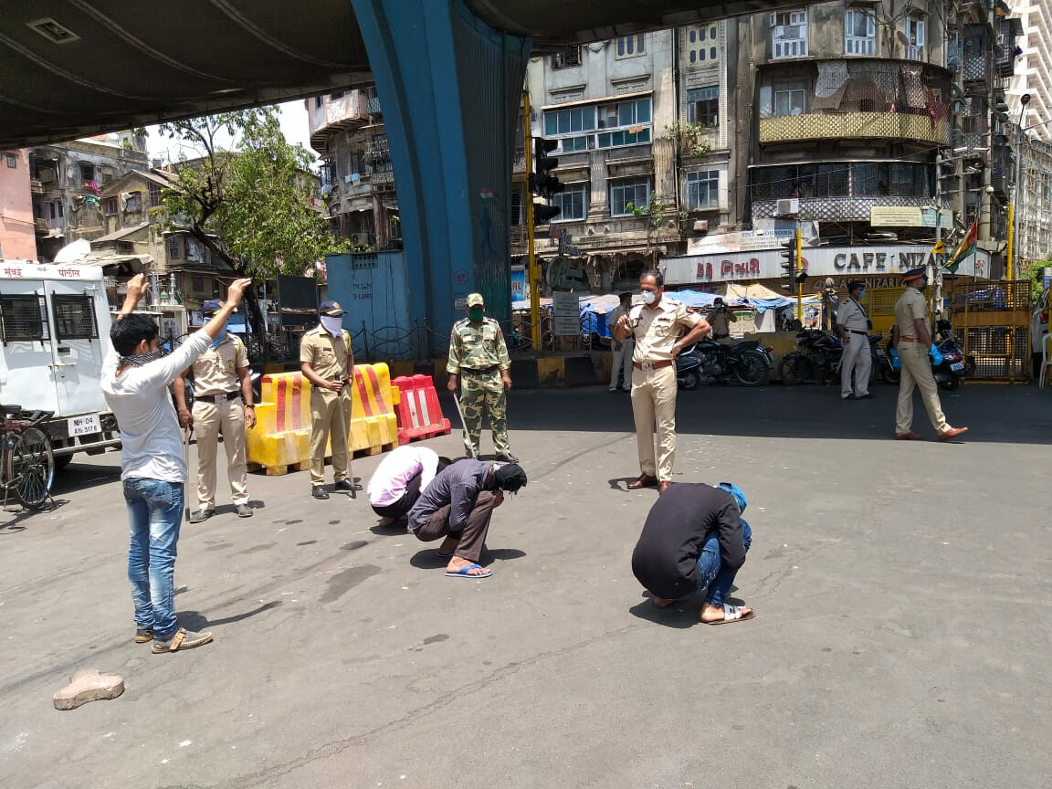 Lockdown तोड़ने पर पुलिस ने बनाया मुर्गा और कराई दंड बैठक