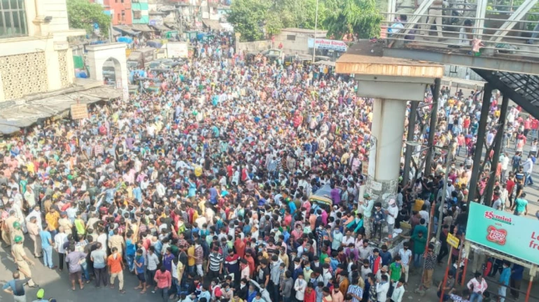 Lockdown Extension: Migrant workers, labourers gather in thousands at Bandra demanding to go home