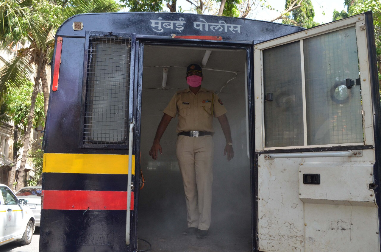 दाटीवाटी परिसर असलेल्या 35 पोलिस ठाण्यांत उभारणार सँनिटायझेशन टनेल