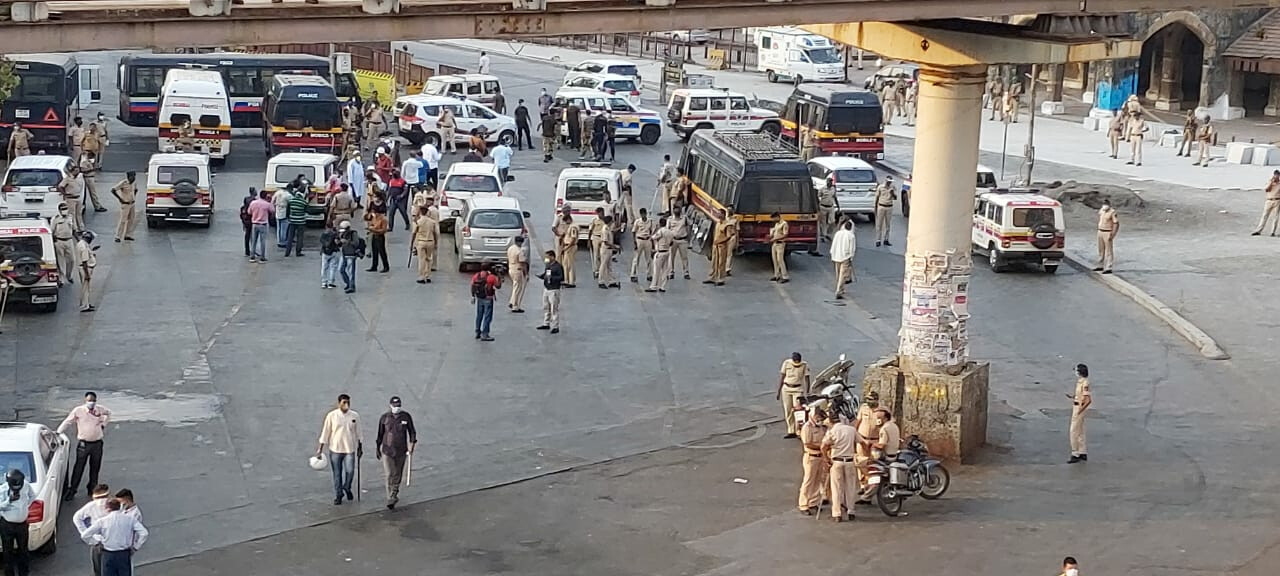 वांद्रे प्रकरण: अफवा पसरवणाऱ्या पत्रकाराला अटक, 30 अकाऊन्ट रडारवर