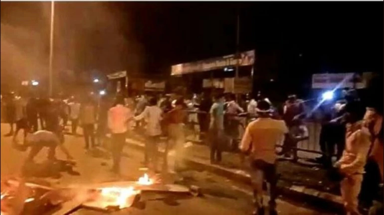 वांद्र्यातील गर्दीवर चर्चेची गुऱ्हाळं, मग, सूरतच्या उद्रेकाचं काय? शिवसेनेचा सवाल वांद्र्यातील गर्दीवर चर्चेची गुऱ्हाळं, मग, सूरतच्या उद्रेकाचं काय? शिवसेनेचा सवाल