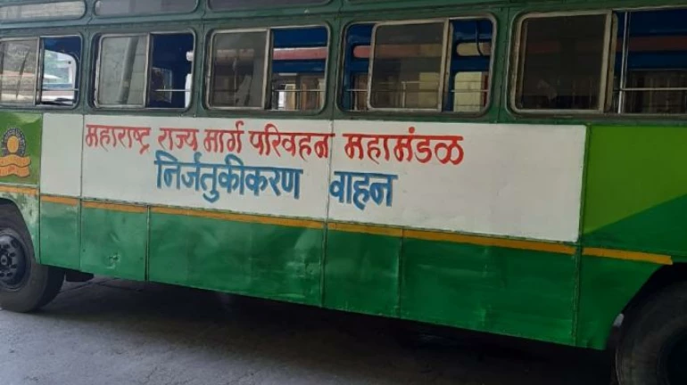 कुर्ल्यातील कार्यशाळेत एसटीच्या कर्मचाऱ्यांनी बनविले 'निर्जंतुकीकरण' वाहन कुर्ल्यातील कार्यशाळेत एसटीच्या कर्मचाऱ्यांनी बनविले 'निर्जंतुकीकरण' वाहन