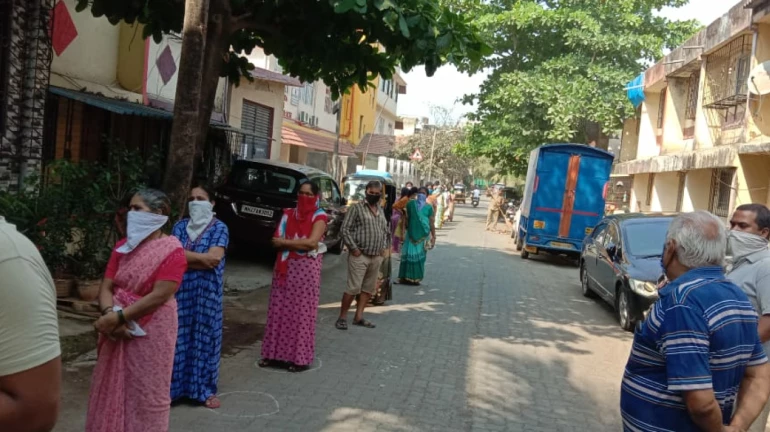 कोरोना वायरस -चारकोप में लोगों में मुफ्त सब्जी और अनाज का वितरण कोरोना वायरस -चारकोप में लोगों में मुफ्त सब्जी और अनाज का वितरण