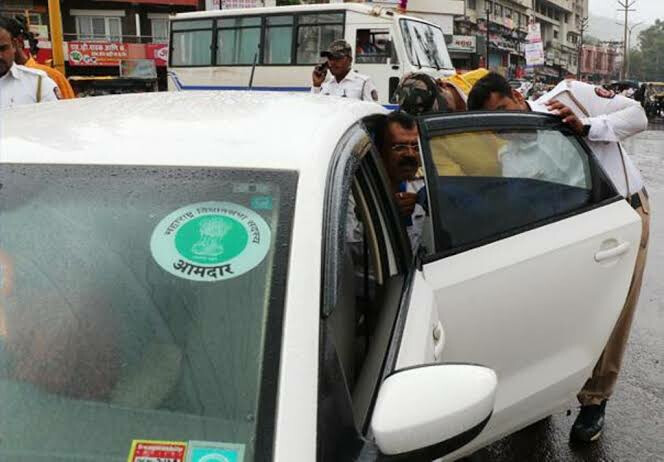 लाँकडाऊनमध्ये फिरण्यासाठी आमदारांच्या स्टिकरचा गैरवापर, अंधेरीत एकाला अटक