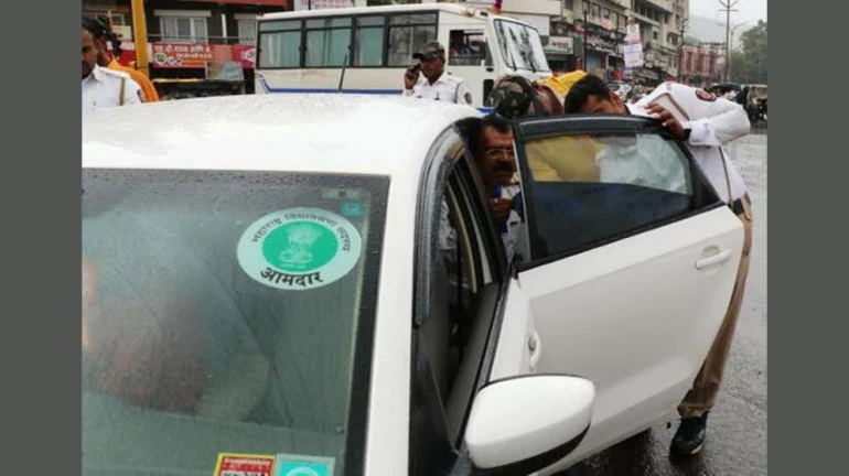 वाहन में विधायकों वाला नकली स्टिकर लगा कर लॉकडाउन में घूम रहा था, हुआ गिरफ्तार वाहन में विधायकों वाला नकली स्टिकर लगा कर लॉकडाउन में घूम रहा था, हुआ गिरफ्तार