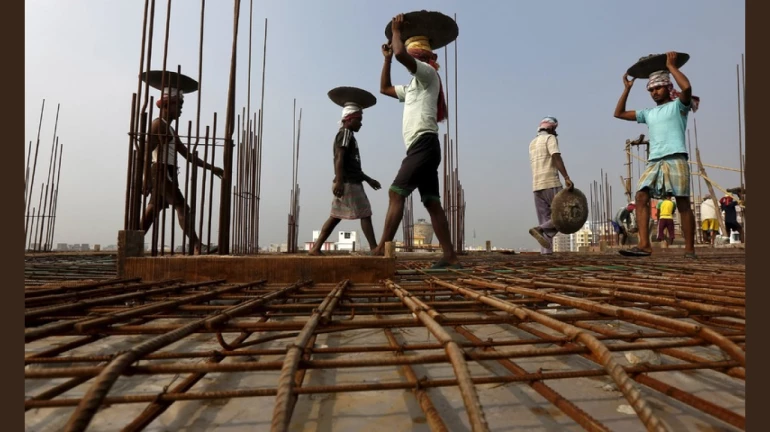 बांधकाम मजुरांना मिळणार २ हजारांची मदत, राज्य सरकारचा निर्णय बांधकाम मजुरांना मिळणार २ हजारांची मदत, राज्य सरकारचा निर्णय