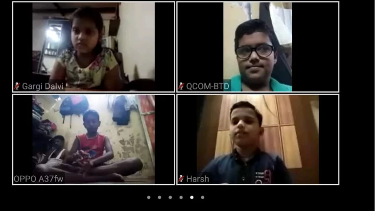 Special Story: लाॅकडाऊनची चिंता कशाला? सायनच्या डी.एस. हायस्कूलमध्ये भरतोय मोबाईल क्लास! Special Story: लाॅकडाऊनची चिंता कशाला? सायनच्या डी.एस. हायस्कूलमध्ये भरतोय मोबाईल क्लास!