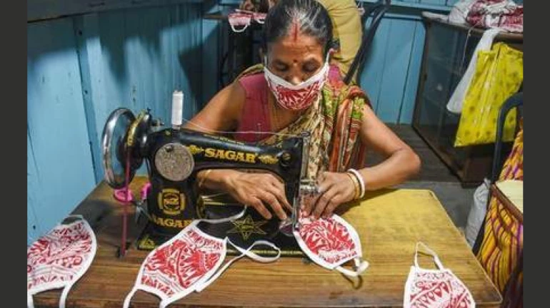 मोठी कामगिरी! महिला बचत गटांनी बनवले ९ लाख मास्क मोठी कामगिरी! महिला बचत गटांनी बनवले ९ लाख मास्क