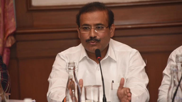 लोकल प्रवासामुळे कोरोनाबाधित रुग्णांमध्ये वाढ? आरोग्यमंत्री म्हणाले... लोकल प्रवासामुळे कोरोनाबाधित रुग्णांमध्ये वाढ? आरोग्यमंत्री म्हणाले...