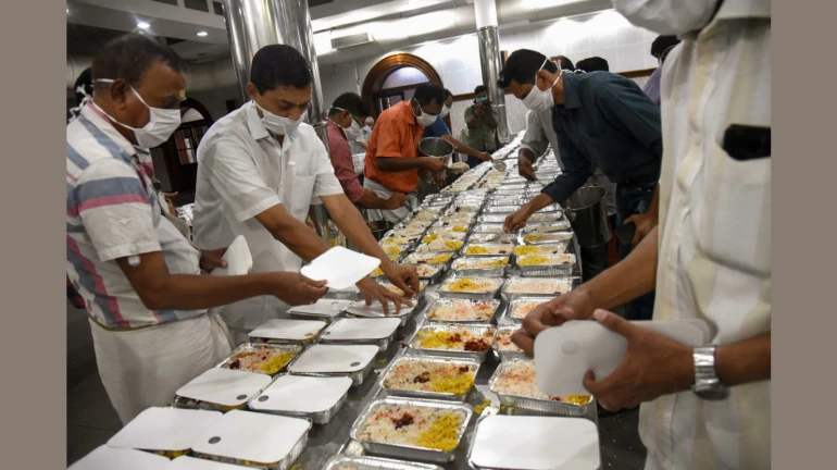 कष्टकरी, कामगारांना मुंबईत पालिकेकडून विनामूल्य जेवण, 'हा' आहे संपर्क क्रमांक कष्टकरी, कामगारांना मुंबईत पालिकेकडून विनामूल्य जेवण, 'हा' आहे संपर्क क्रमांक