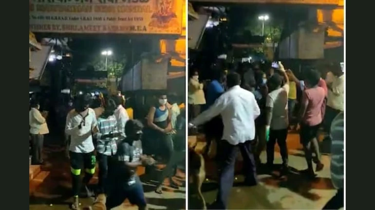 सोशल डिस्टन्सिंगचे तीनतेरा, कोरोनातून बरा झालेल्याची काढली मिरवणूक सोशल डिस्टन्सिंगचे तीनतेरा, कोरोनातून बरा झालेल्याची काढली मिरवणूक