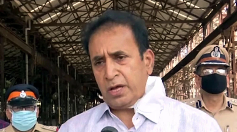 कोरोना संक्रमणाच्या भीतीमुळे अर्णबच्या कुटुंबियांना भेटण्याची परवानगी नाही- देशमुख कोरोना संक्रमणाच्या भीतीमुळे अर्णबच्या कुटुंबियांना भेटण्याची परवानगी नाही- देशमुख