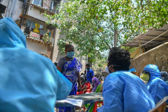 मुंबई : कोरोना ने ली और 25 की बली