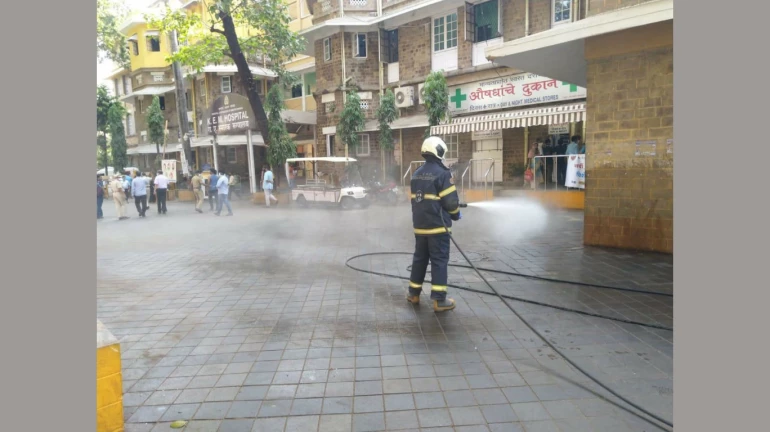 अग्निशमन दलाकडून मुंबईत अडीच लाख लिटर औषध फवारणी अग्निशमन दलाकडून मुंबईत अडीच लाख लिटर औषध फवारणी