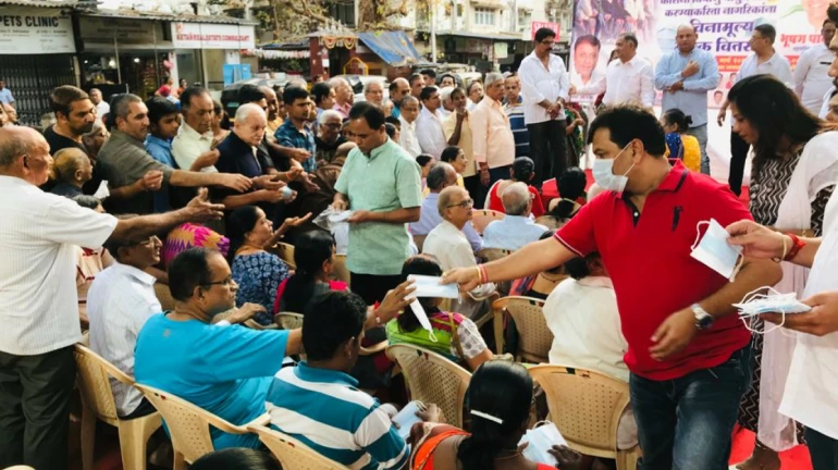 कोरोना वायरस से जंग - राशन के पैकेट लेने के लिए उमड़ रही लोगों की भीड़ कोरोना वायरस से जंग - राशन के पैकेट लेने के लिए उमड़ रही लोगों की भीड़