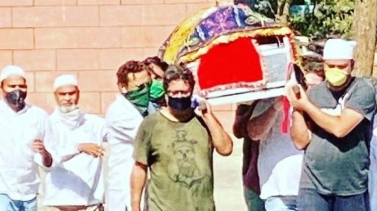 अभिनेता इरफान खानचा दफनविधी पार, मोजक्या नातेवाईंकांसोबत 'हे' सेलिब्रिटी हजर