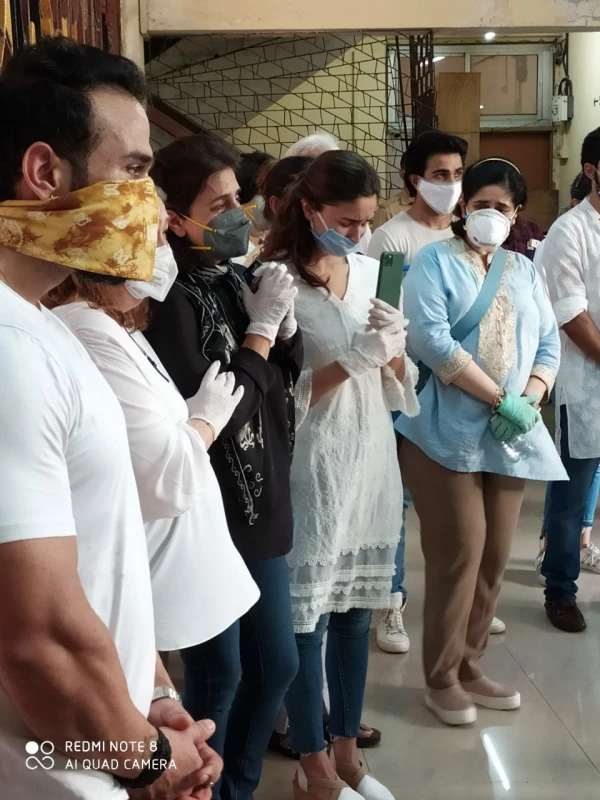 ऋषि कपूर के अंतिम सफर की तस्वीरें!