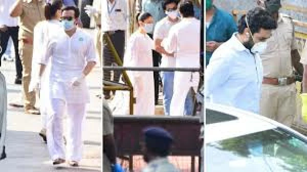 ऋषी कपूर अनंतात विलीन, अखेरचा निरोप देण्यासाठी 'हे' स्टार्स होते उपस्थित