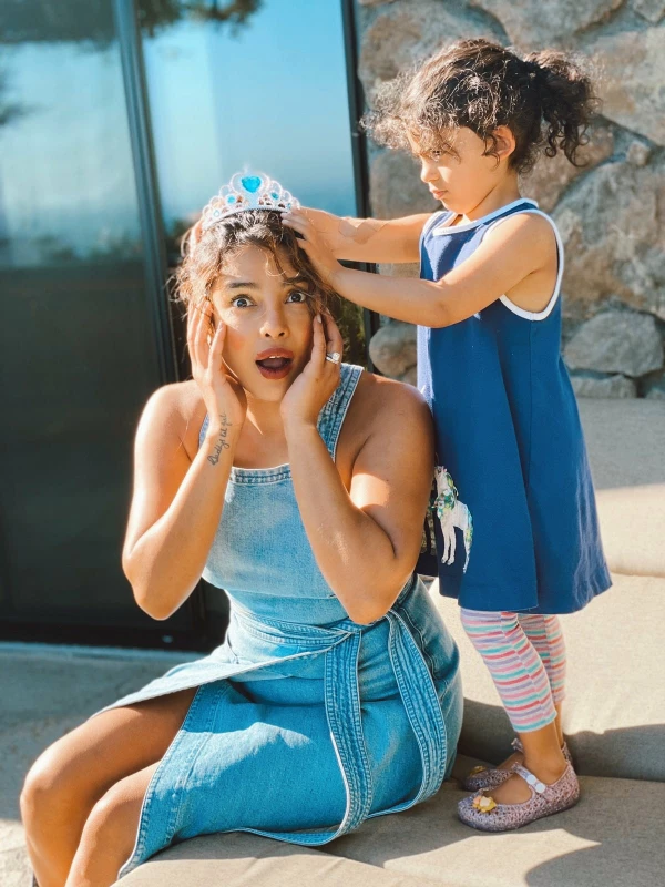 जब प्रियंका चोपड़ा को उनकी भतीजी ने मेकअप कर बनाया राजकुमारी!