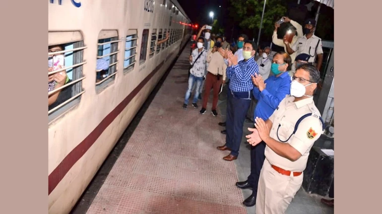 महाराष्ट्र के मंत्री का दावा, 'योगी सरकार प्रवासी मजदूरों को बुलाना नही चाहती है।'' महाराष्ट्र के मंत्री का दावा, 'योगी सरकार प्रवासी मजदूरों को बुलाना नही चाहती है।''