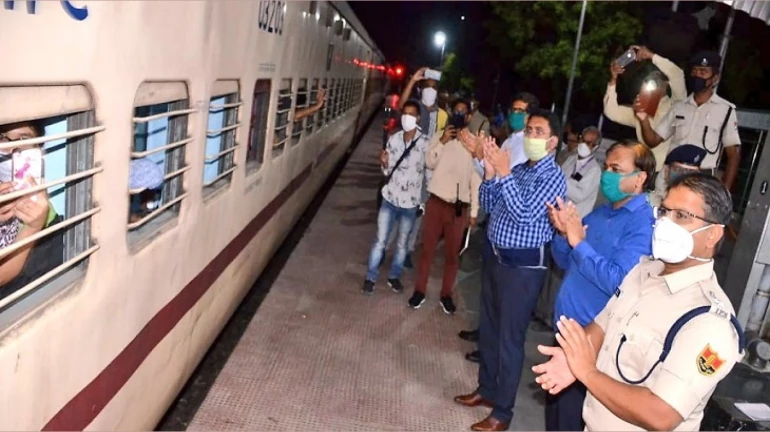 अम्फन तूफान जो देखते हुए ओडिसा और पश्चिम बंगाल की गाड़ियां रद्द अम्फन तूफान जो देखते हुए ओडिसा और पश्चिम बंगाल की गाड़ियां रद्द