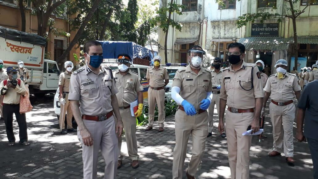 पोलिस आयुक्तांनी वाढवले कर्मचाऱ्याचे मनोबल, जे.जे. मार्ग पोलिस ठाण्याला दिली भेट