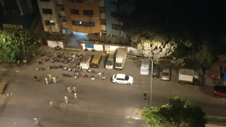 मुंबई : 3 ट्रकों में छुपकर जा रहे थे यूपी,160 लोग पकड़े गए
