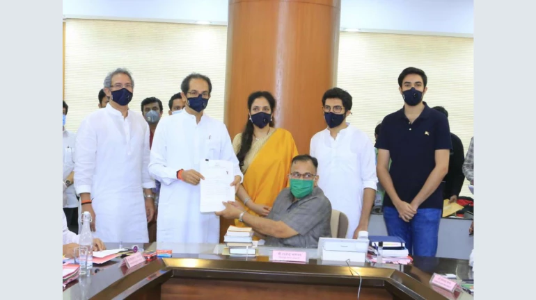 बे'कार' उद्धव ठाकरे हैं 125 करोड़ के मालिक, नमाकंन में हुआ खुलासा बे'कार' उद्धव ठाकरे हैं 125 करोड़ के मालिक, नमाकंन में हुआ खुलासा