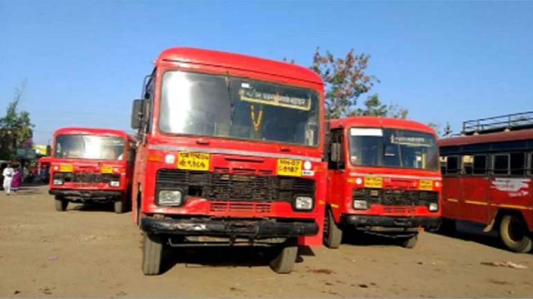 एसटीचा चालक सुरक्षित, वाहकाची मात्र धोक्यातून सेवा एसटीचा चालक सुरक्षित, वाहकाची मात्र धोक्यातून सेवा