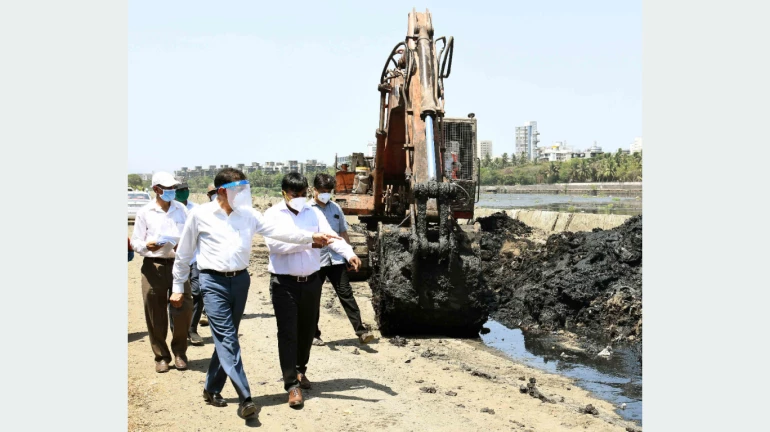 मिठी नदीतून गाळ काढण्याच्या कामाची आयुक्तांनी केली पाहणी मिठी नदीतून गाळ काढण्याच्या कामाची आयुक्तांनी केली पाहणी