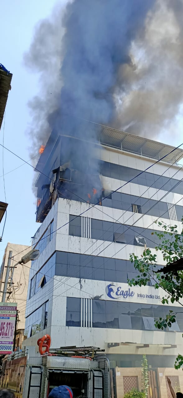 उल्हासनगरमध्ये इमारतीला भीषण आग