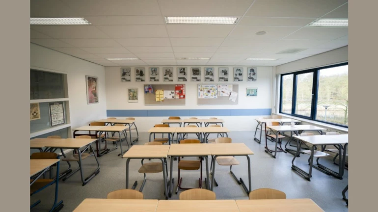 शाळांकडून होतेय फी भरण्याची सक्ती? तर 'हा' आदेश वाचाच.. शाळांकडून होतेय फी भरण्याची सक्ती? तर 'हा' आदेश वाचाच..