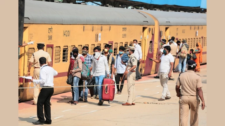 बिहारला ट्रेन जाण्याची अफवा, तारापूरमध्ये मजुरांची गर्दी उसळली