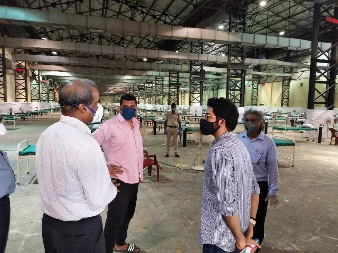 गोरेगांव के नेस्को विलगिकरण केंद्र का पालकमंत्री अस्लम शेख  और आदित्य ठाकरे ने  किया दौरा