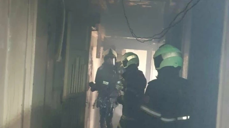 मुंबईतील माझगाव परिसरातील इमारतीला भीषण आग, दोघांची सुखरूप सुटका मुंबईतील माझगाव परिसरातील इमारतीला भीषण आग, दोघांची सुखरूप सुटका