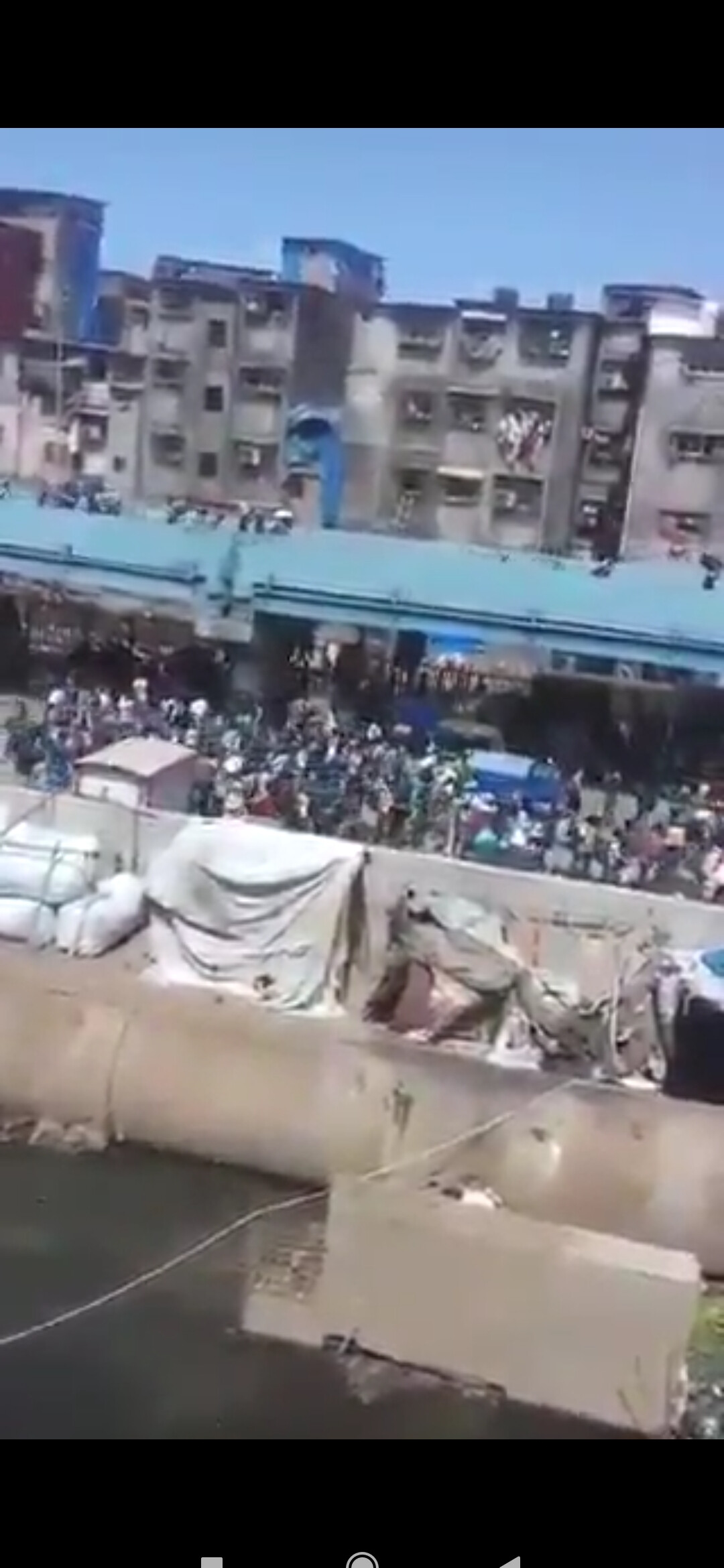 मुंबई : बांद्रा स्टेशन के बाहर गांव जाने के लिए प्रवासी मजदूरों का उमड़ा हुजूम, प्रशासन बेबस