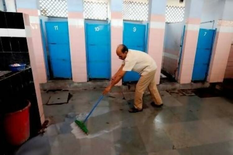 झोपडपट्ट्यांमधील सार्वजनिक शौचालयांचं दर 2 तासांनी होणार निर्जंतुकीकरण